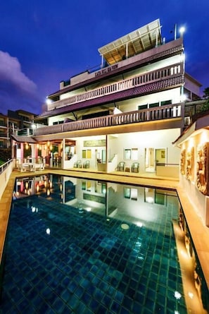 Outdoor pool, open 10:00 AM to 10:00 PM, pool loungers