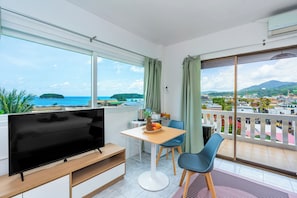 Deluxe Sea View Room | Vardagsrum | 24-tums smart-tv med kabelkanaler och tv