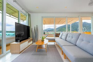 Penthouse 2-Bedroom Suite with Sea View | Living area | 24-inch Smart TV with cable channels, TV