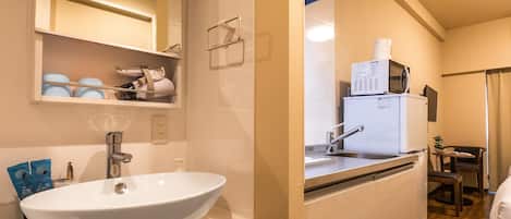 Economy Double Room | Private kitchenette | Fridge, microwave, stovetop