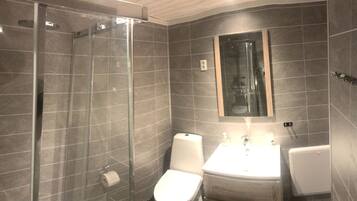 Superior Cabin, 4 Bedrooms | Bathroom | Towels