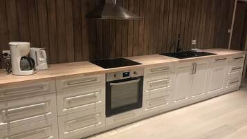 Superior Cabin, 4 Bedrooms | Private kitchen