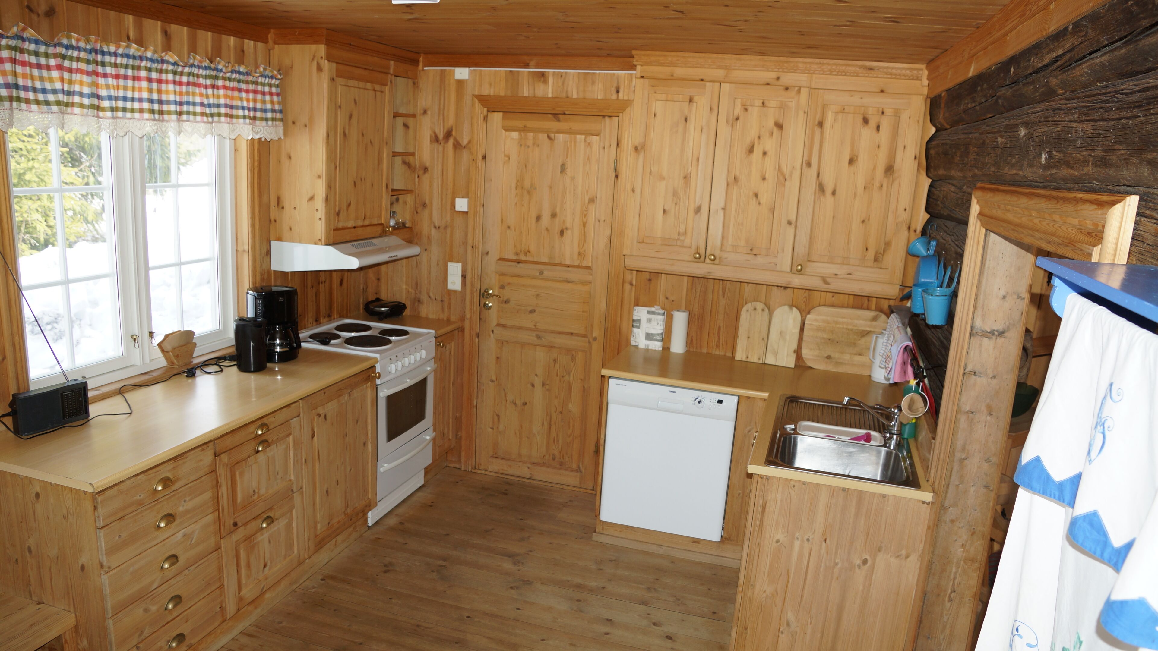 Cafetera/tetera, refrigerador, horno, placa de cocina