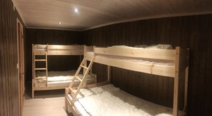 Cabana superior, 4 dormitoris | Decoració individual, mobiliari individual i un bressol de viatge 