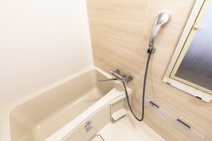 트윈룸 | 욕실 | 별도의 욕조 및 샤워 시설, 무료 세면용품, 헤어드라이어, 슬리퍼