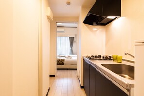 Habitación estándar con 2 camas individuales | Cocineta privada | Refrigerador, microondas y tetera eléctrica 