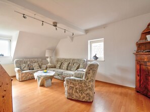 Een televisie en een open haard