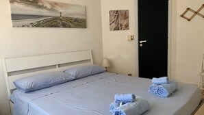 2 habitaciones, tabla de planchar con plancha y ropa de cama 