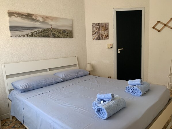 2 chambres, fer et planche à repasser, draps fournis