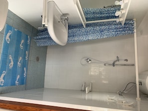 Douche, sèche-cheveux, bidet, serviettes fournies