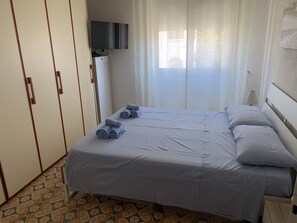 2 chambres, fer et planche à repasser, draps fournis