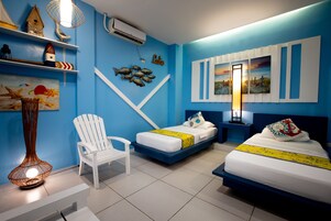 Quarto com duas camas, uma cadeira e uma prateleira com objetos decorativos.