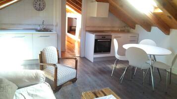 Apartament, 2 dormitoris (2) | Sala d'estar | Televisor de pantalla plana