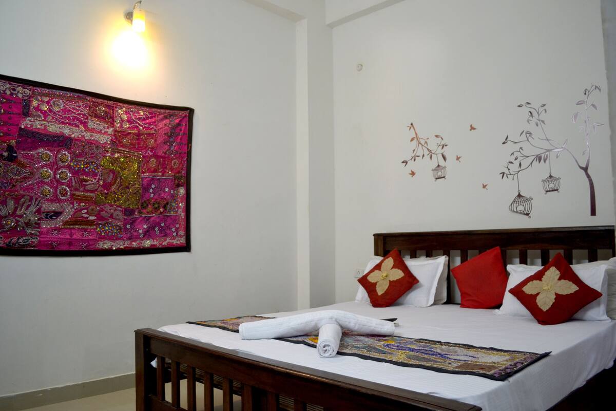 Deluxe Room, 1 Bedroom | 1 bedroom, desk, blackout drapes, soundproofing