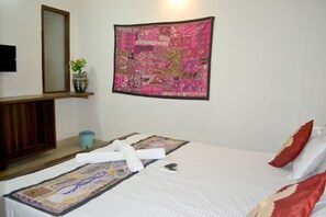 Desk, blackout curtains, soundproofing, iron/ironing board - Hotel Sparrow Palace (Jaisalmer)