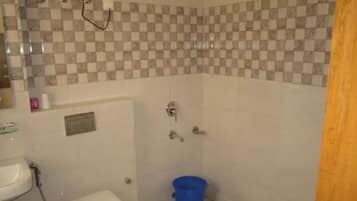 Douche, articles de toilette gratuits, serviettes fournies
