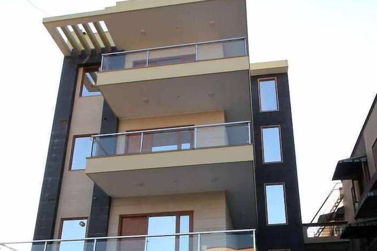 Un edificio de varios pisos con balcones y ventanas amplias.