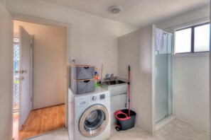 Interior - Waders - Freycinet Holiday Houses (Coles Bay)