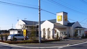 A hotel with a white facade, a central tower, and a covered entrance. - Family Lodge Hatagoya Kisarazu Kaneda (Kisarazu)