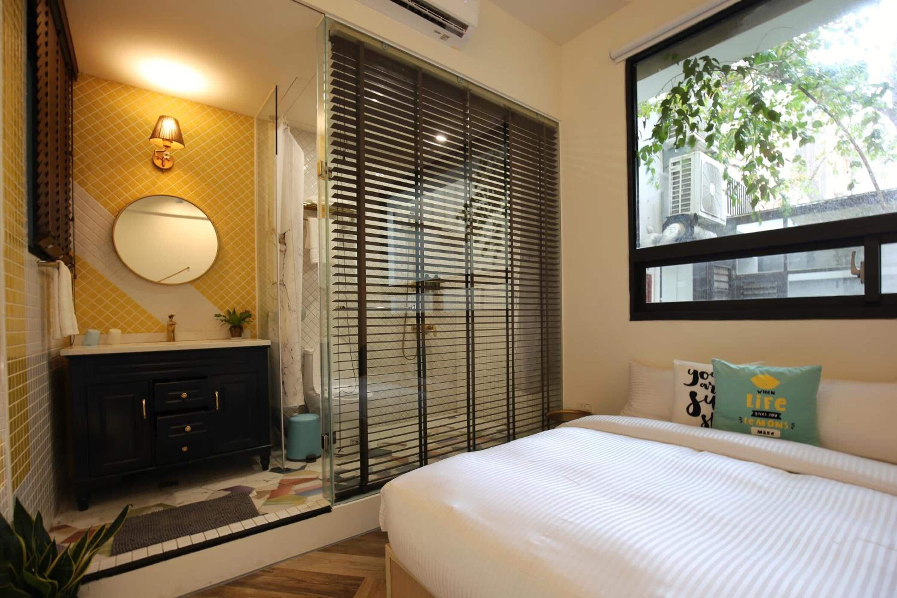 Cubrecamas, escritorio, sistema de insonorización y wifi gratis 