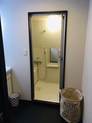 Separate tub and shower, deep soaking tub, free toiletries, hair dryer - Plum Ark Oriental Hotel 203 (Tokyo)