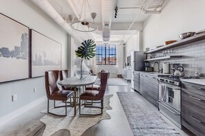 Uuni, astianpesukone, espressokone, keittoastiat/astiat/ruokailuvälineet