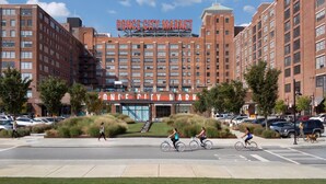 Un grand bâtiment en briques portant l’inscription « PONCE CITY MARKET ».