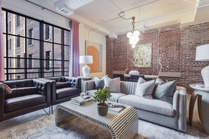 Flat-screen TV - Malibu Retreat (Atlanta)