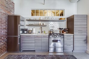 Oven, dishwasher, espresso maker, cookware/dishes/utensils - Malibu Retreat (Atlanta)