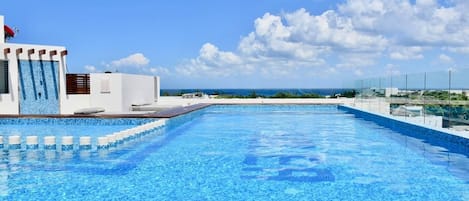 Piscine extérieure, chaises longues