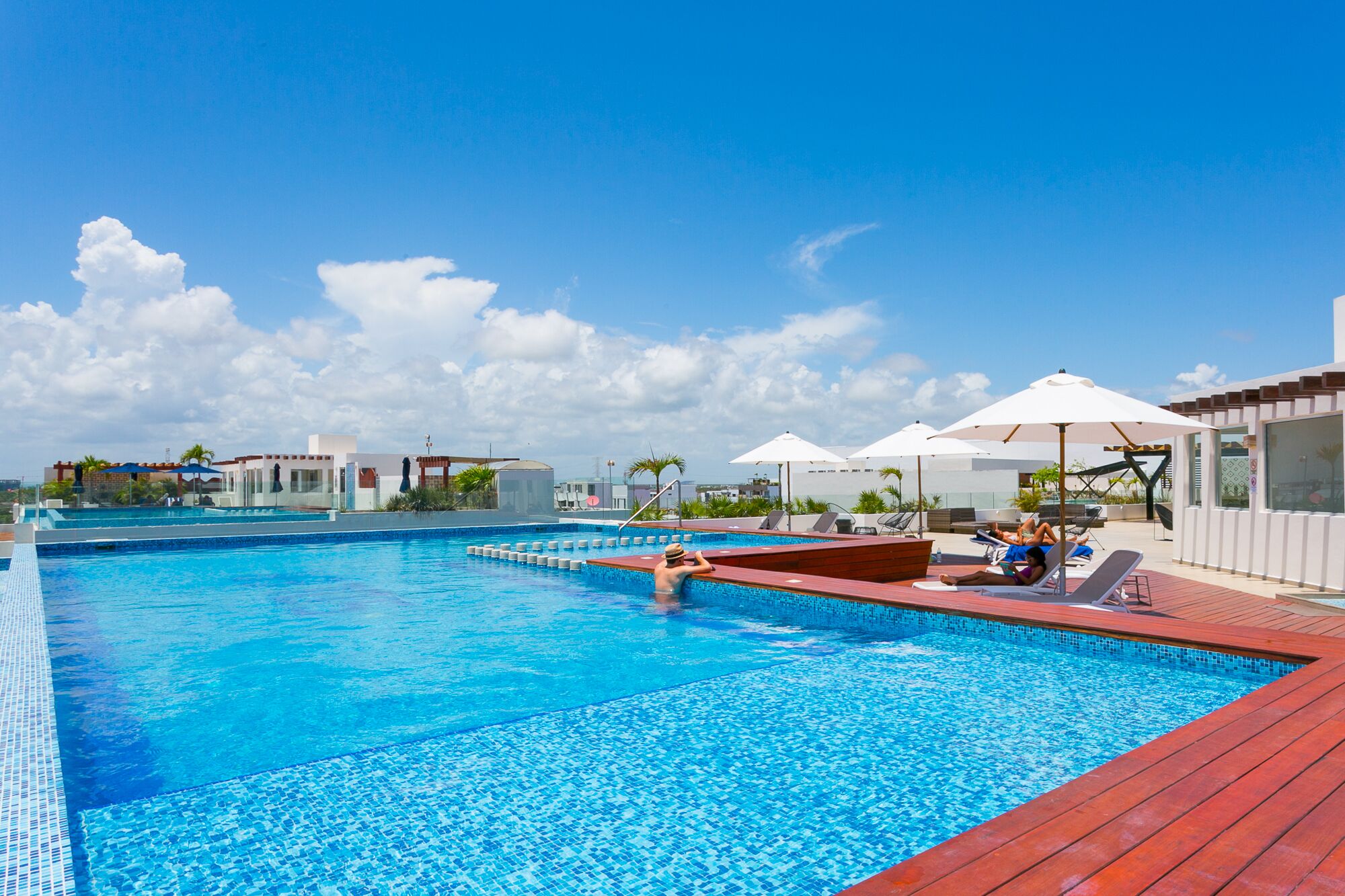 Een buitenzwembad en ligstoelen