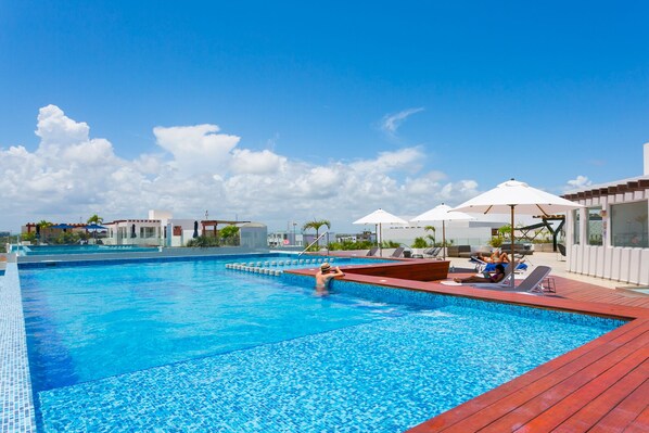 Outdoor pool, pool loungers