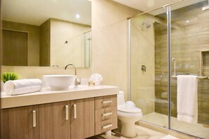 Shower, hair dryer, towels, shampoo - MODERN condo 1BD at SOLEA, near 5th Ave. & MAMITAS beach (Playa del Carmen)