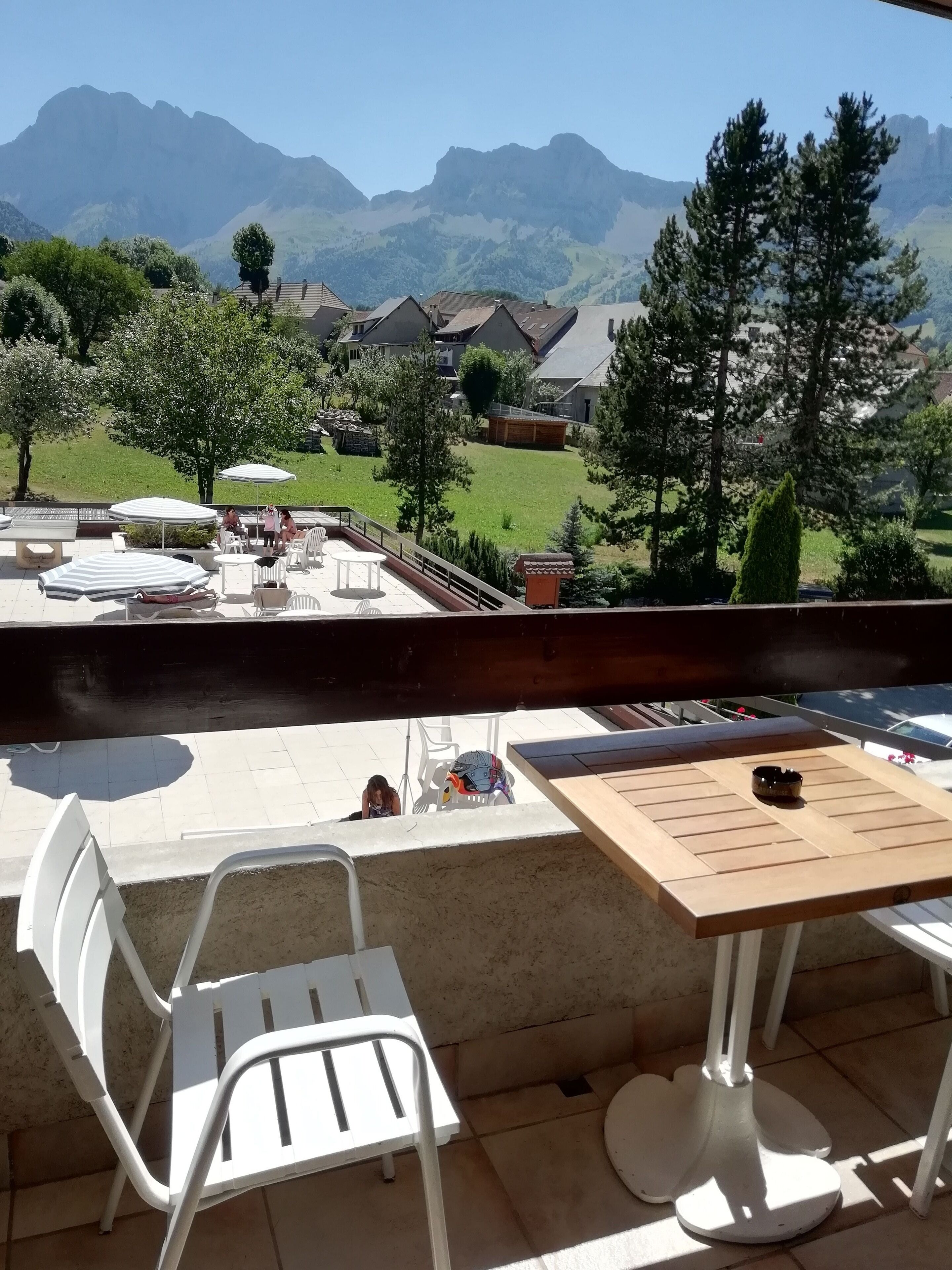 Kauden mukainen ulkouima-allas, aurinkotuoleja