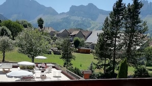 Une terrasse avec des sièges, une table et des chaises.