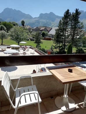 季节性开放的室外游泳池,日光浴躺椅