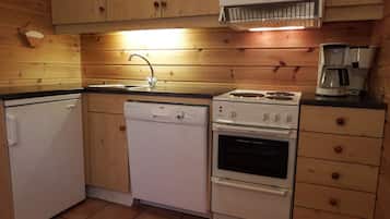 Cabin | Private kitchen | Fridge, microwave, oven, stovetop