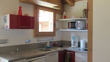 Køleskab, mikrobølgeovn, ovn, kogeplade