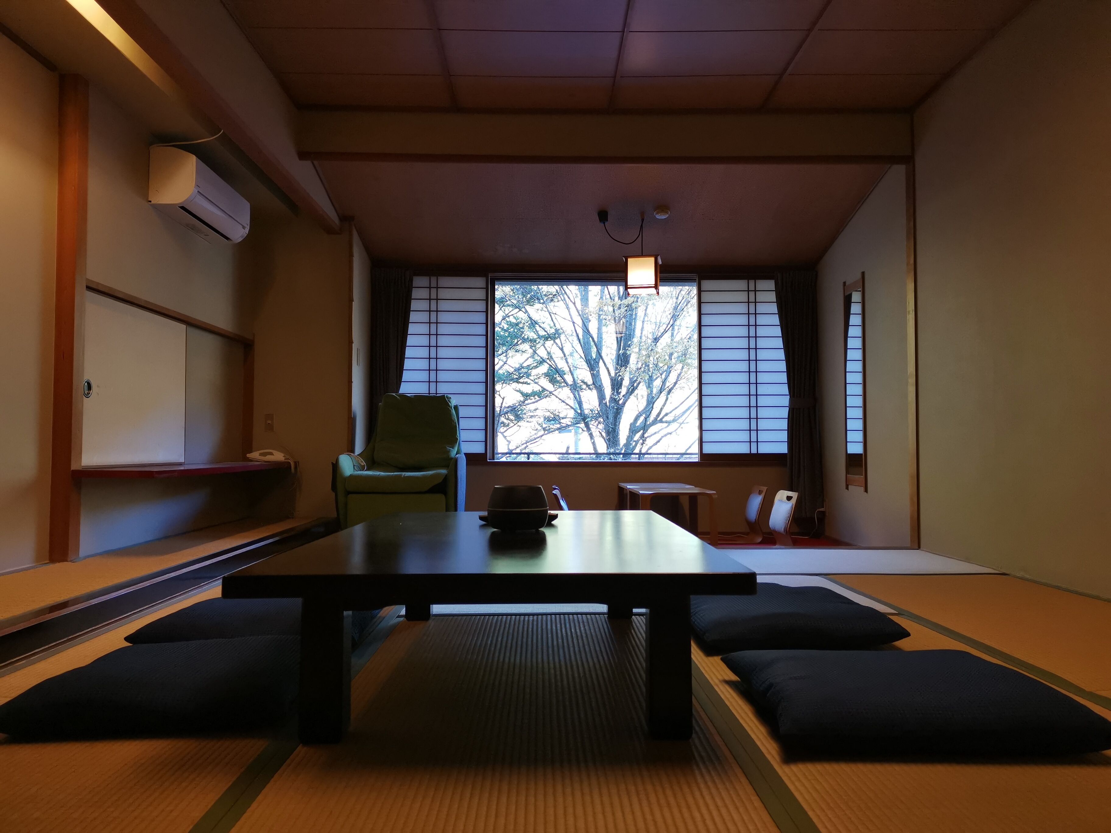 Phòng 4 dành cho gia đình | Két bảo mật tại phòng, bàn, khu vực làm việc phù hợp cho laptop 