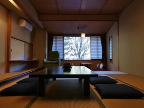 家庭四人房 | 客房内保险箱、办公桌、笔记本电脑工作区、遮光窗帘