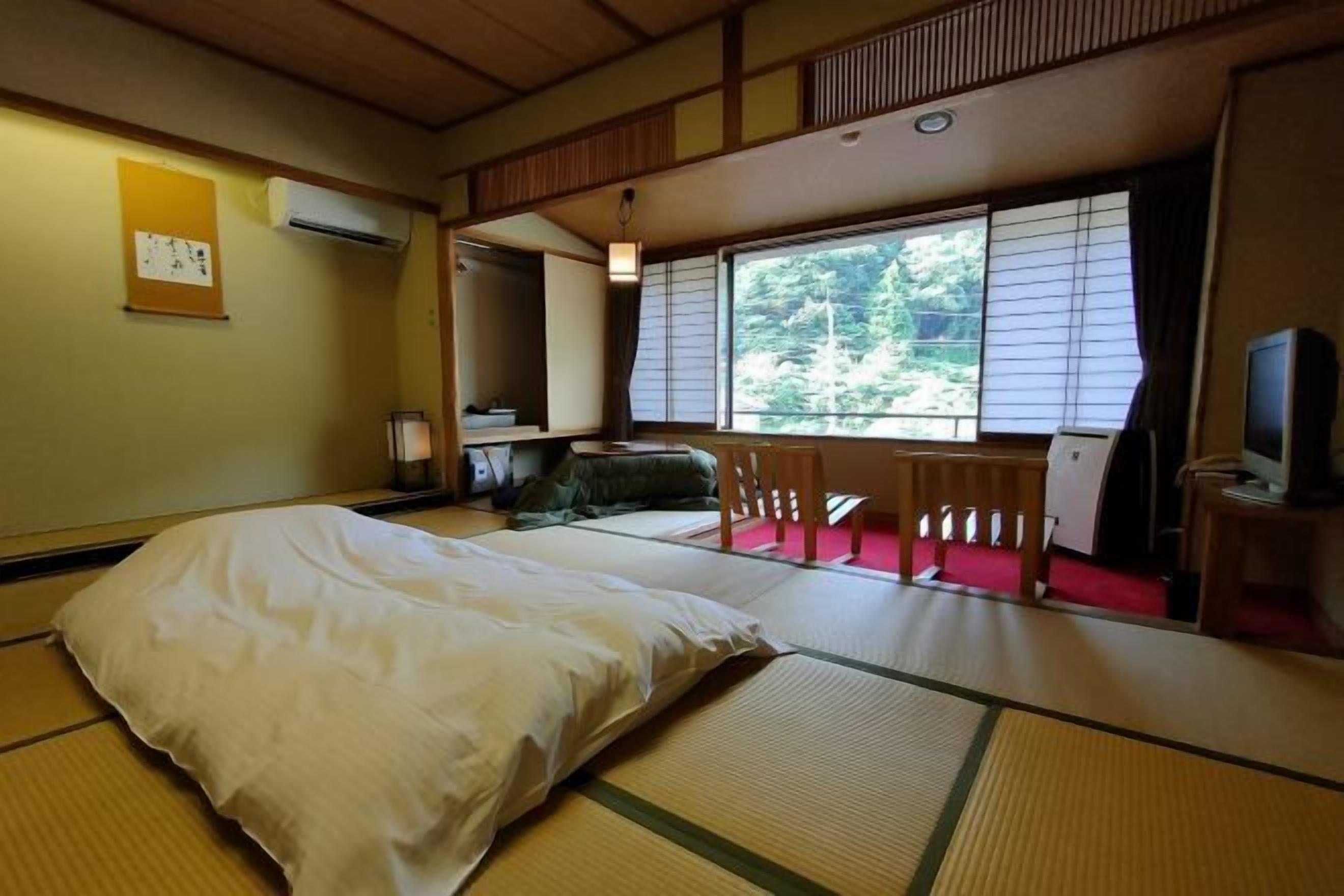 セーフティボックス (室内)、デスク、ノートパソコン用作業スペース、遮光カーテン