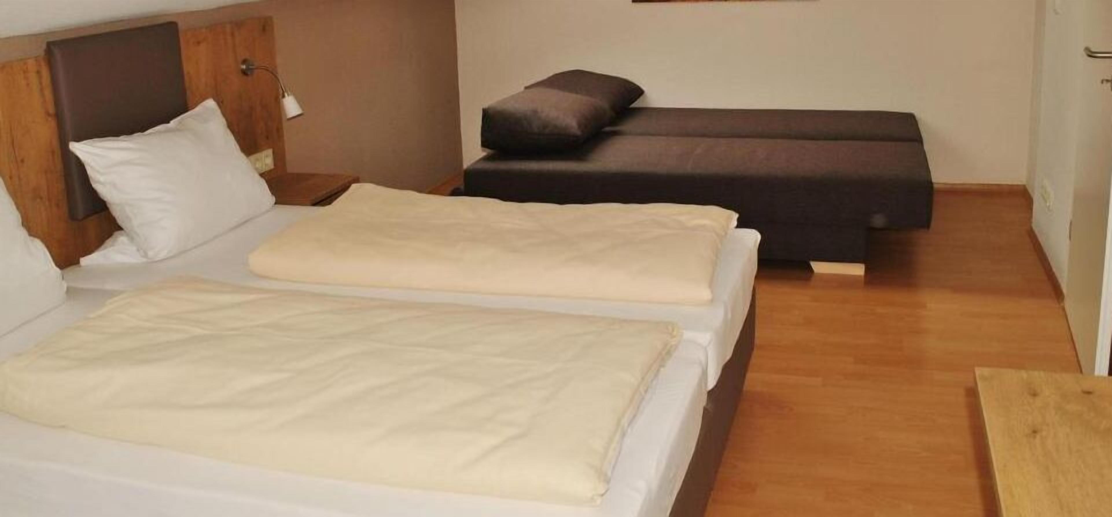 1 bedroom, desk, free wifi, bed sheets