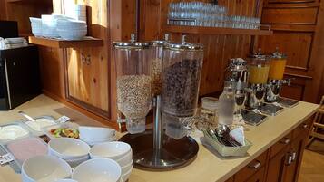 Sudah termasuk sarapan prasmanan setiap hari