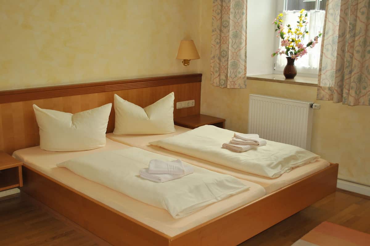 1 bedroom, desk, free wifi, bed sheets