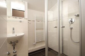 Duplex, 2 Bedrooms (Martin) | Bathroom | Hair dryer, towels, toilet paper
