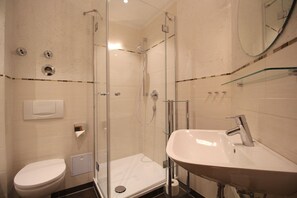 Duplex, 2 Bedrooms (Martin) | Bathroom | Hair dryer, towels, toilet paper