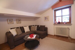 Apartment (Sissi) | Living room | Flat-screen TV, DVD player - Carina - Michael - Sissi & Martin (Garmisch-Partenkirchen)