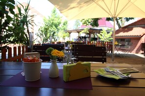 屋外ダイニングエリア