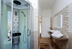 Apartamento, 2 habitaciones | Baño | Ducha, cabezal de ducha con hidromasaje, secador de pelo y bidé