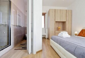 3 عدّة غرف نوم ومكواة/لوح كي وواي فاي مجانًا وملاءات أسرّة